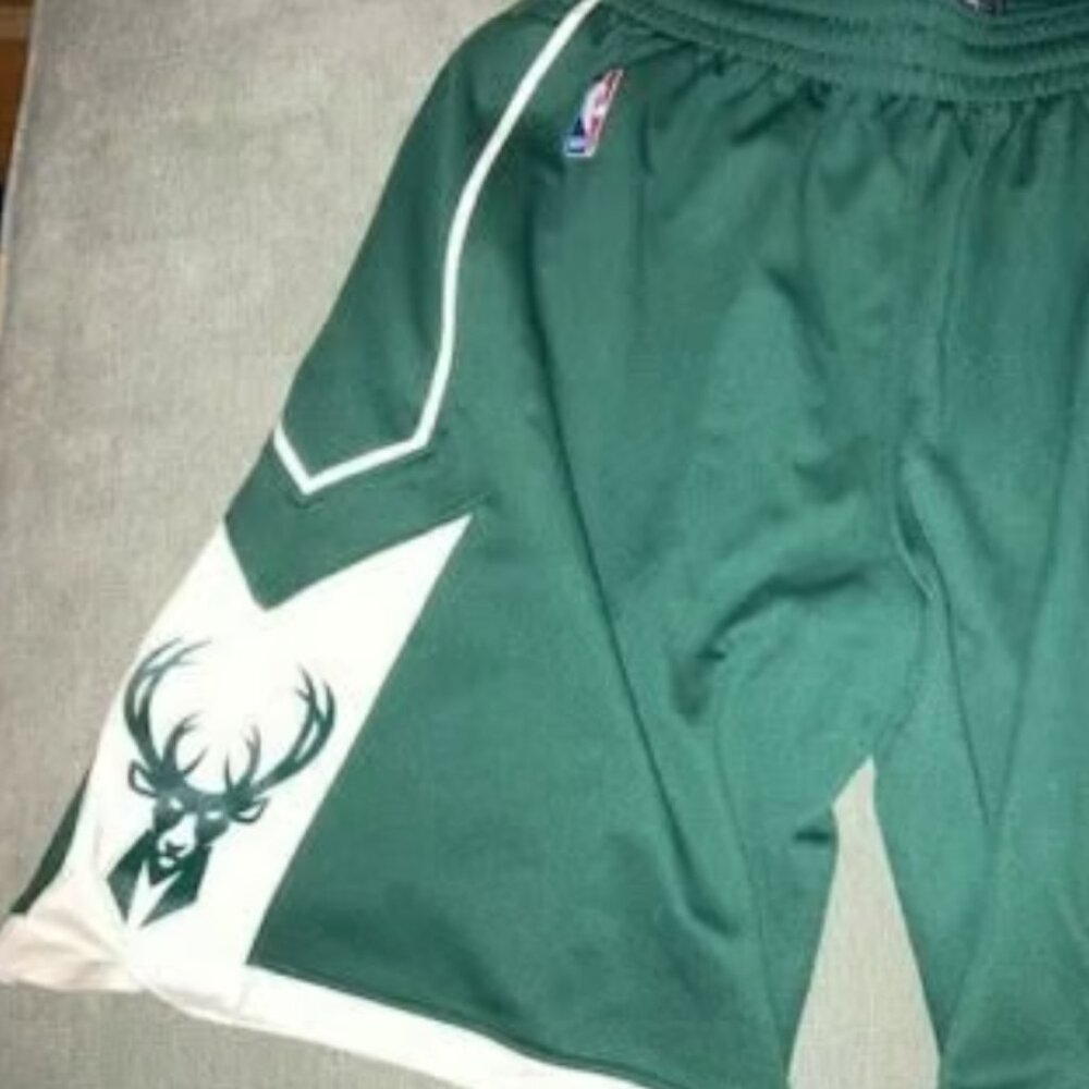 Milwaukee Bucks Adidas swingman shorts Men's Medium